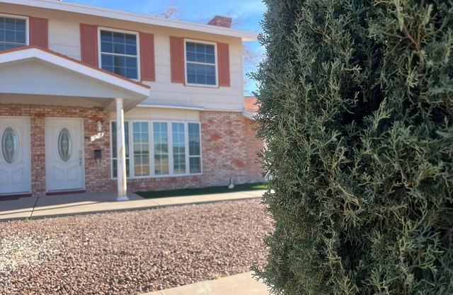 Cozy Townhome, 5 Min to Airport.