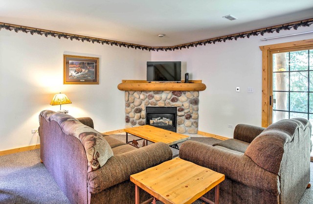 Casa adosada del norte de Utica 2BR con 2 chimeneas!