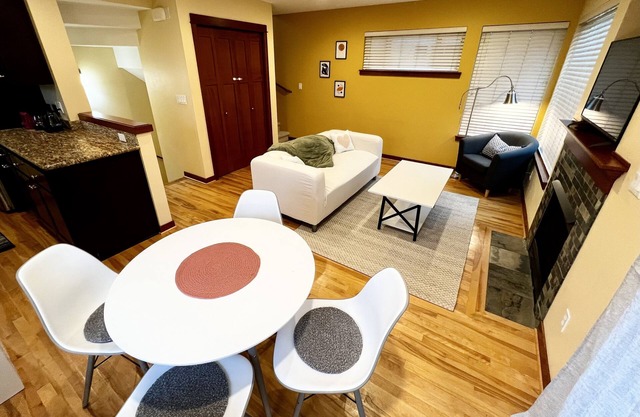 Cozy Townhome in Crown Hill
