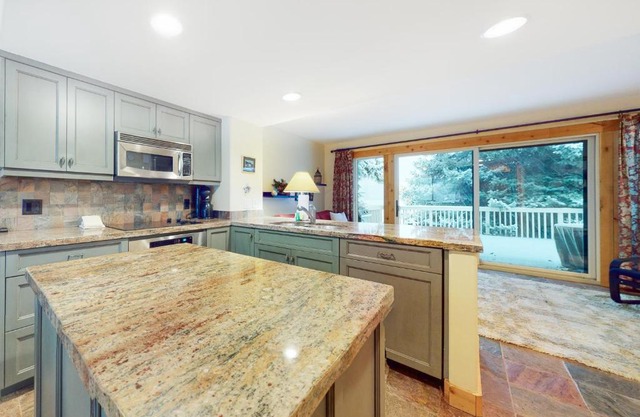 Cozy Townhome in Racquet Club Village