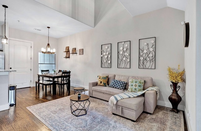 Cozy Townhome just minutes away from UNT, TWU & Downtown Denton. Pet Friendly!