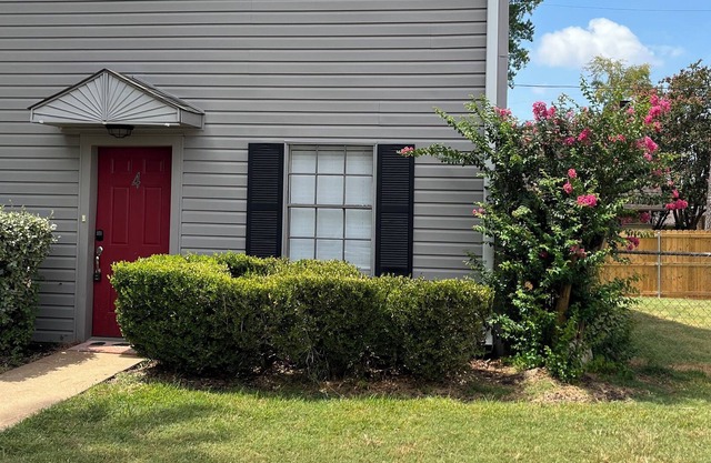 Cozy townhome near restaurants, hospitals, shopping, and downtown. Family/pets!