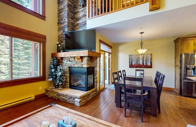 Cozy townhouse with private hot tub, gas fireplace & ski-in/ski-out access