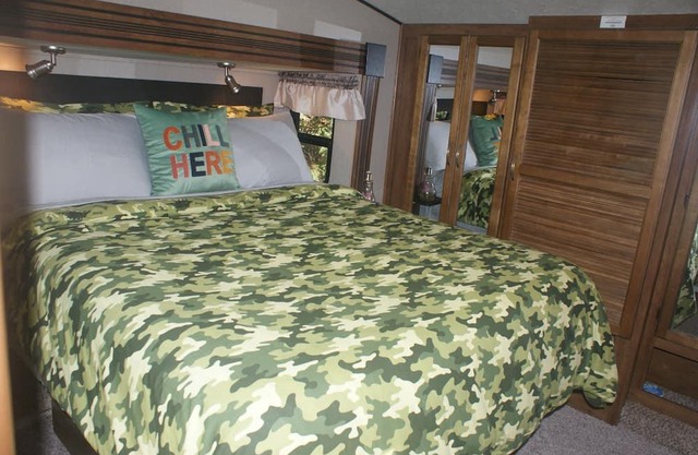Cozy Travel trailer on acreage