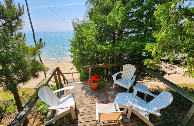 Cozy Tree Fort Cottage - Lake Michigan Sunsets