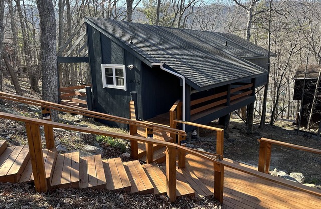 Cozy Treehouse 2-bedroom cabin in beautiful 4-season Massanutten Resort