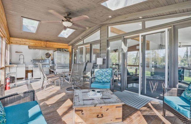 Cozy Trent Severn Canal Cottage