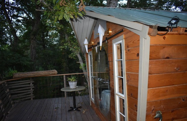 Cozy Tropical Treehouse on Lake Conroe w/ firepit, kayaks