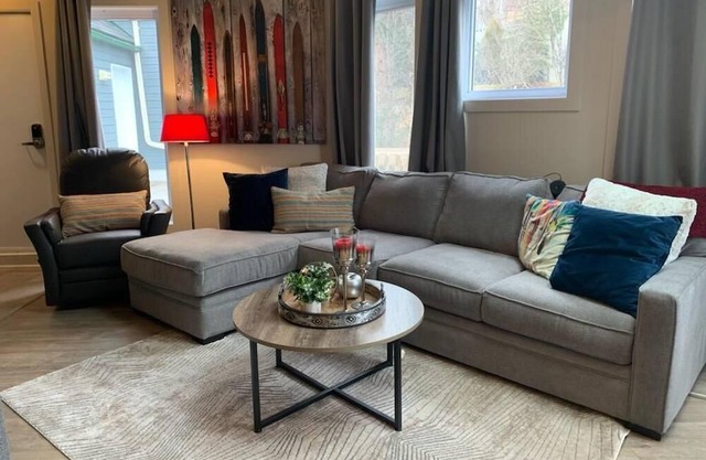 Cozy TRUE Ski In/Out Condo on Voyageur Ski Trail**Steps to MT Pedestrian Village