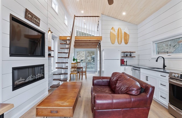 Cozy Turkey Point Tiny Home 1 min walk to the beach with Jacuzzi Hottub!