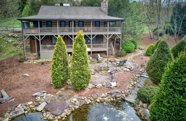 Cozy Twin Rivers Edge - Cascada y estanque - Bañera de hidromasaje - Patio cercado enorme - Mesa de billar al aire libre