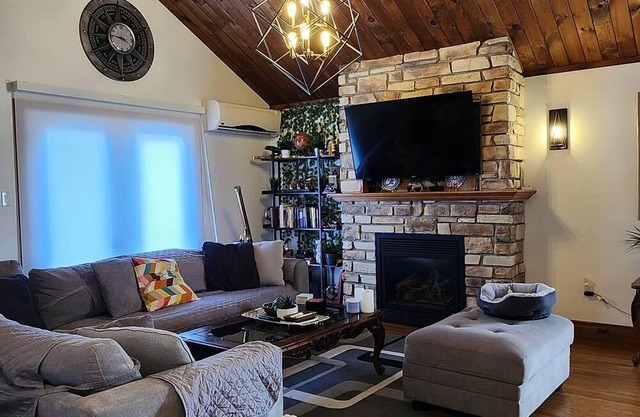 Cozy two Bedroom Condo in the Heart of Gatineau