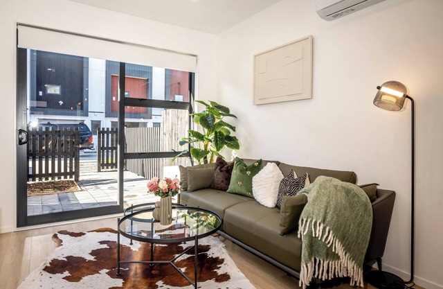 Cozy Two- Bedroom Townhouse with garden Unit 17