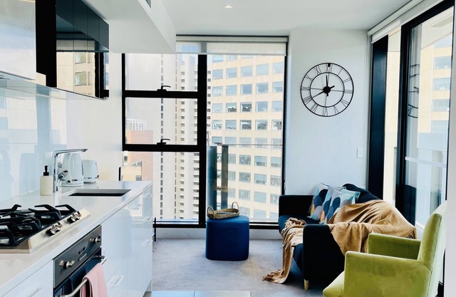 Cozy unit close to Parliament w/Amazing City Views