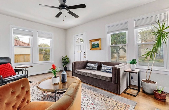 Cozy Bungalow + Minutes to Downtown - Ivory!