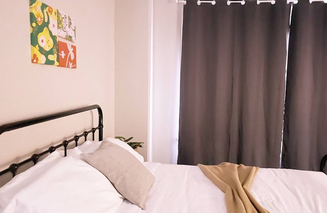 Cozy unit steps from Loyola Uni with AC, WiFi, fitness room and big TV