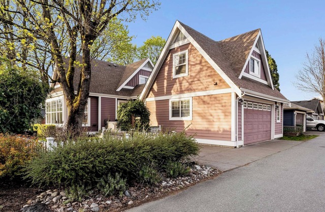 Cozy up in our Garrison loft, walking distance to the Vedder river and shops.