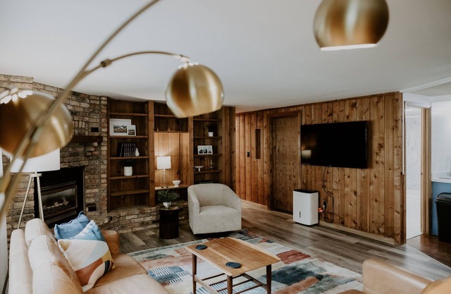 Cozy MidCentury Cabin Vibe. Summer fun up north!