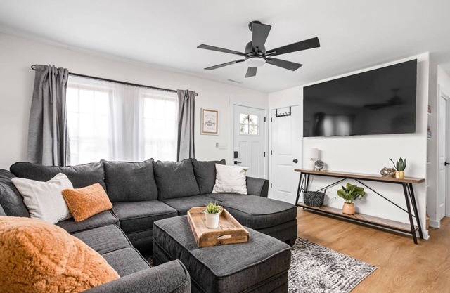 Cozy 3 Bedroom Bungalow in Noblesville-NEWLY REMODELED
