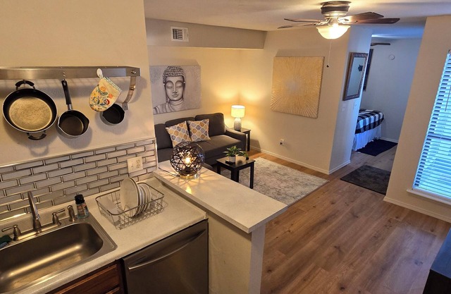 Cozy Updated Cove of Heaven, 5 mins from Lake Hefner and mall. Centrally located