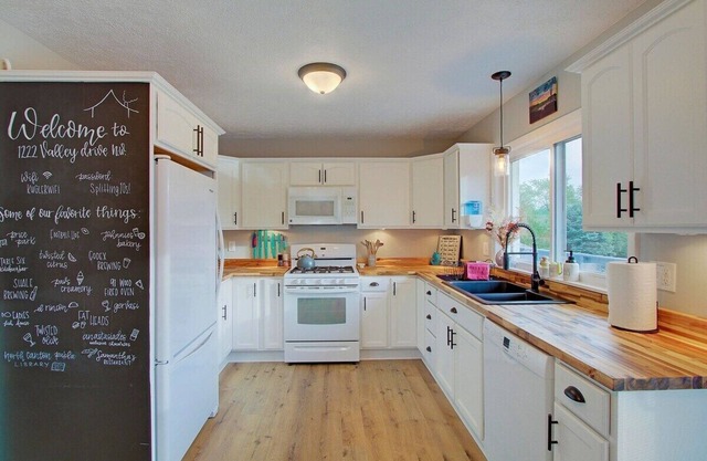 Cozy Updated Home W/ Rec Room, Outdoor Bar & Patio