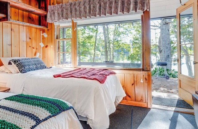Cozy Updated Lakeside Retreat W/ Full Kitchenette