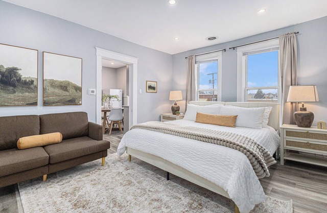 Studio, Updated, 1 Block to Downtown & Mins to Beach