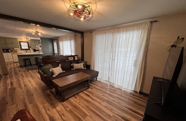 Cozy updated cabin close to ORV trails and blocks from the beach!!
