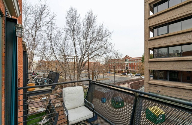 Cozy, upgraded top floor 1-bedroom condo in Central Denver/Capital Hill!