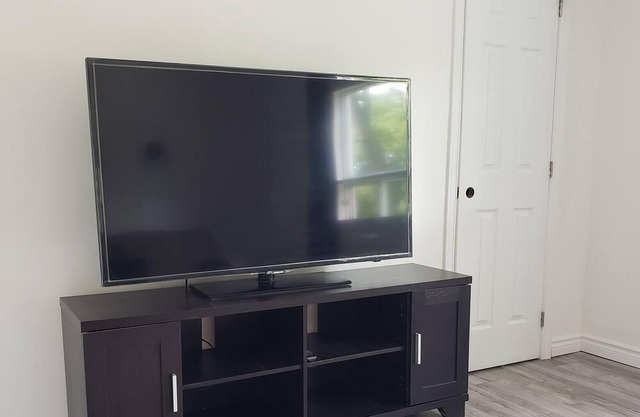 Cozy Upper Duplex Newly Renovated w/FREE PARKING