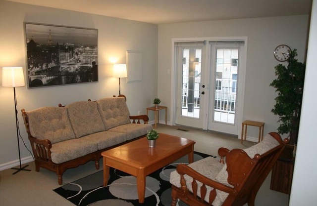 Cozy upstairs condo with lots of light & full office space 5mins to University