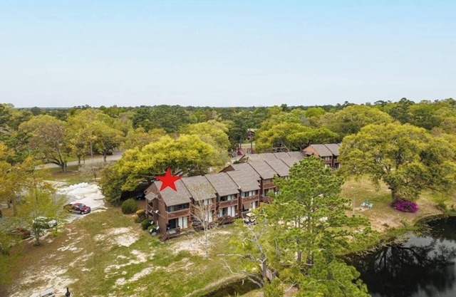 Cozy upstairs Studio Condo at Diamondhead overlooking the Lake & Country Club