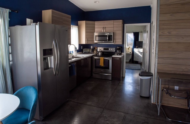 Cozy Urban Haven: Quaint Tiny Apartment Minutes from Downtown Delights