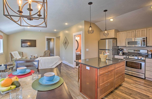 Cozy & Urban Ludington Apt ~ 1 Mi to Lake Michigan
