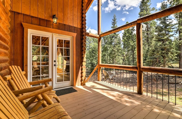 Duck Creek Village Cabin w / Deck & Fire Pit!