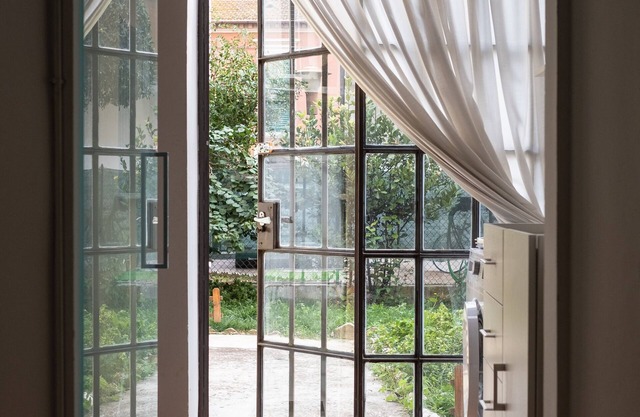 Cozy vacation home with a garden, just steps away from the sea.Pet-friendly.