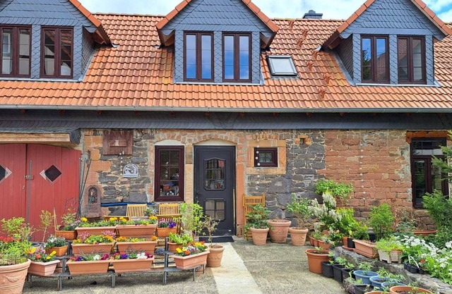 Cozy vacation apartment with beautiful garden, various seating options & barbecue