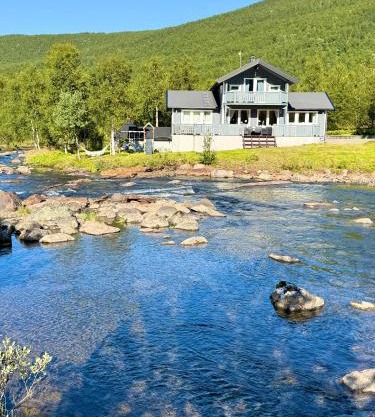 Cozy Valley Retreat by River, Lake and Muntains