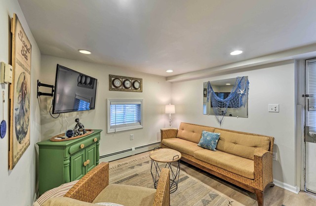 Cozy Ventnor Getaway: Walk to Public Beach!