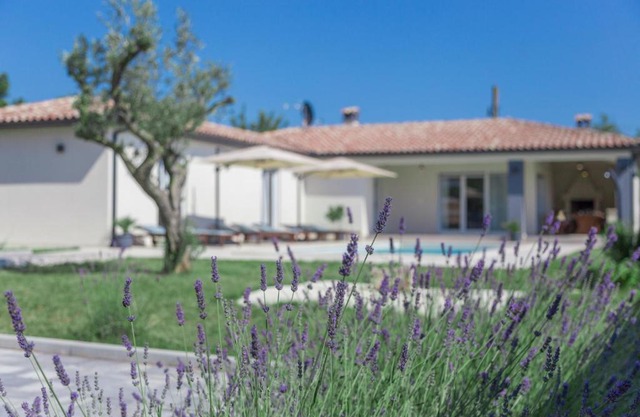 Cozy villa Cristalines with private pool near Pula