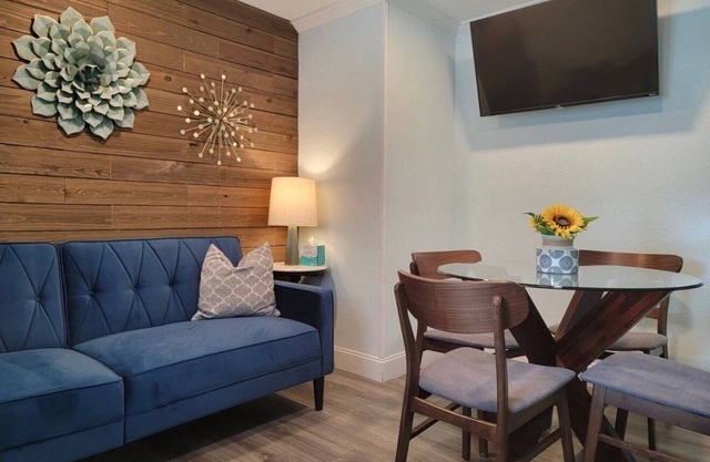 Cozy Vintage Apt D near Lakeland/Hospitals/Lakes