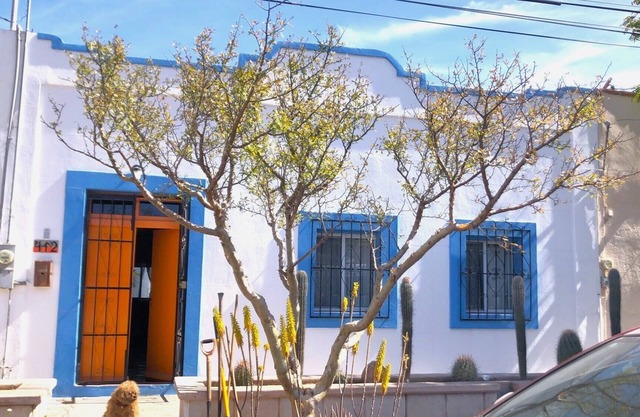 Cozy vintage house with studio near Malecon and Centro