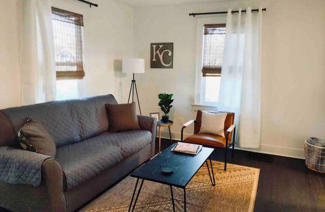 Cozy Waldo Hideaway - King sized bed with fenced in backyard