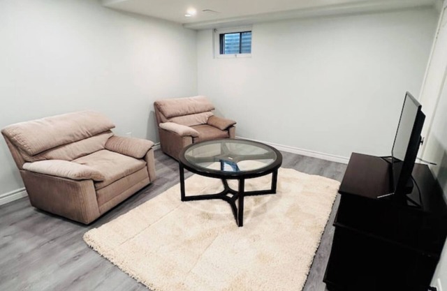 "Cozy Walkout Basement Suite with Private Entrance"