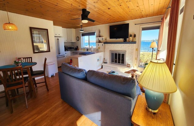 Cozy Watercolors Retreat on Crooked Lake-Minutes to Harbor Springs & Petoskey