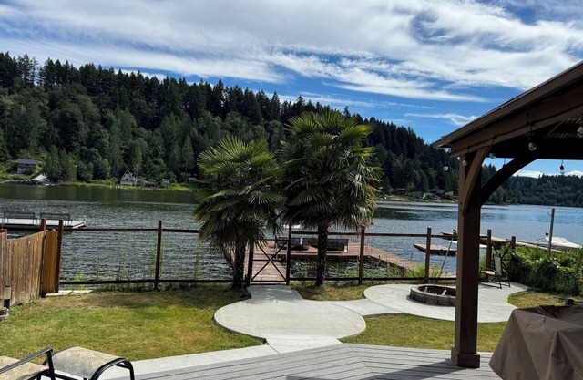 Cozy Waterfront Cabin on Ohop Lake in Eatonville