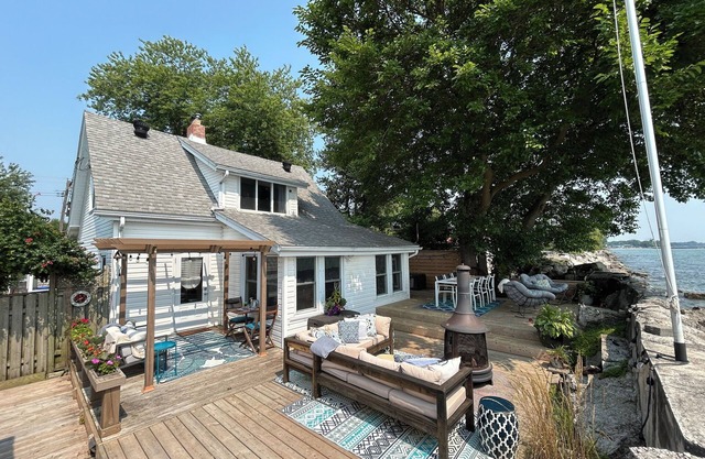 Cozy waterfront cottage