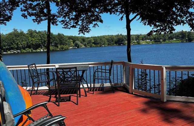 Cozy Lakefront Cottage - 2 private docks, 2 kayaks, pedal boat, grill & firepit!