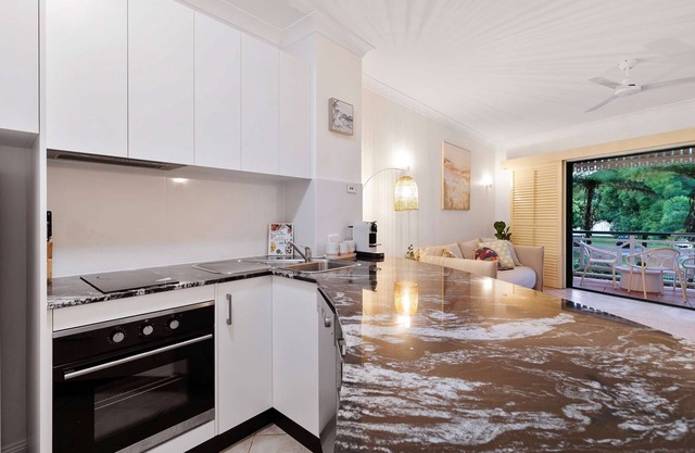 Cozy Waterfront - Free Parking Pool
