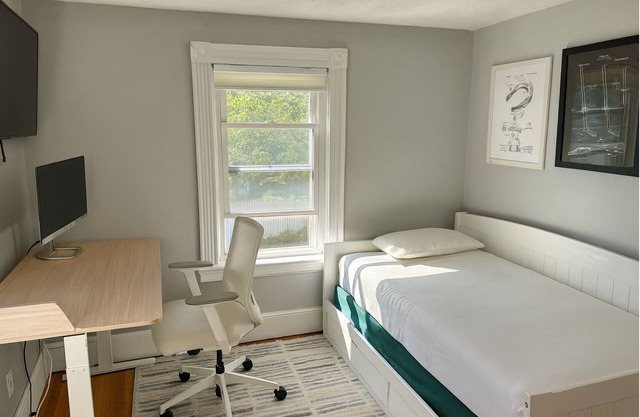 Cozy Waterfront Furnished Home, Ideal for Travel Nurses & Corporate Stays
